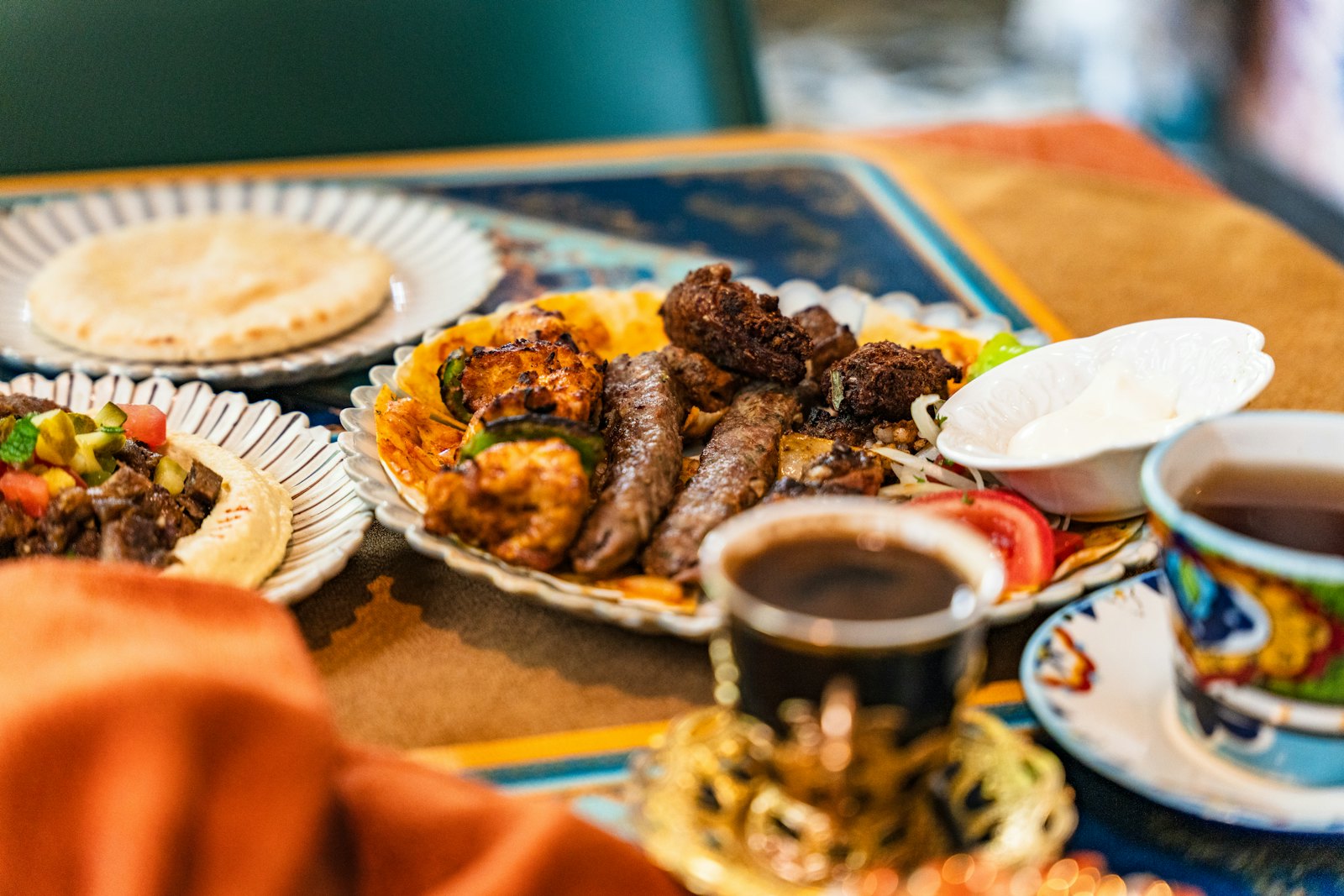 Grillplatte mit Fleisch, Reis und Fladenbrot